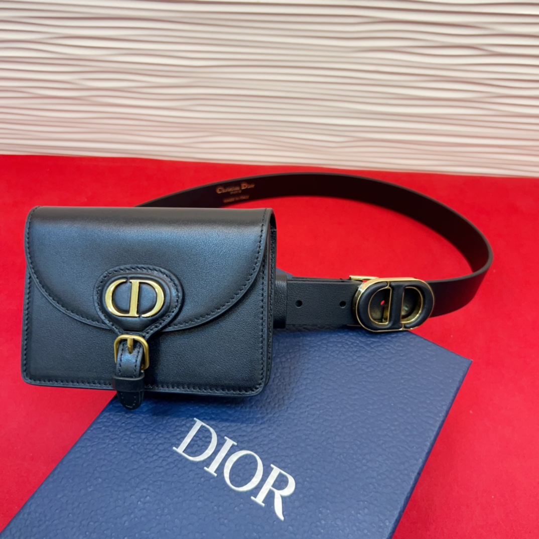 d ior腰包扣金色 内侧饰以*christian Dior PARIS*标志 富有光泽的金色饰面金属细