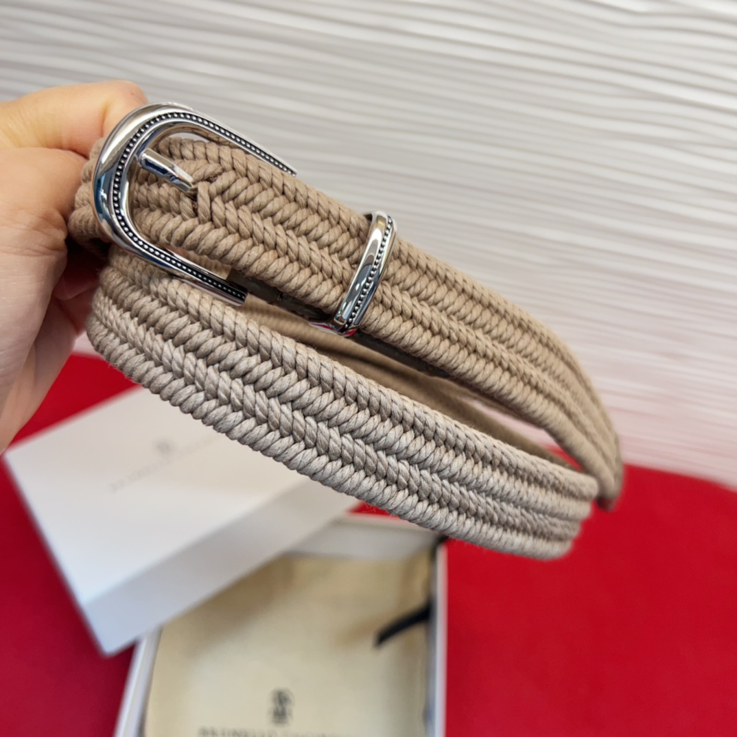 BC春秋经典腰带款质感十足 独特风格 时髦中带着随性和酷感.达到修身效果3.0Cm均码110Cm总长。