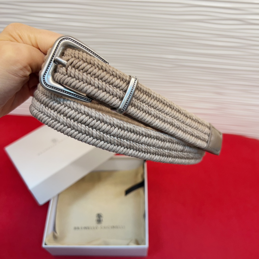 BC春秋经典腰带款质感十足 独特风格 时髦中带着随性和酷感.达到修身效果3.0Cm均码110Cm总长。