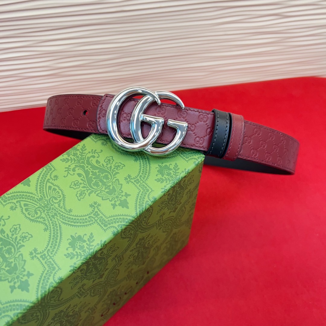 秋冬系列焕新演绎富有辨识度的GG Marmont系列。这款双面腰带采用GG Supreme与皮革材质匠心