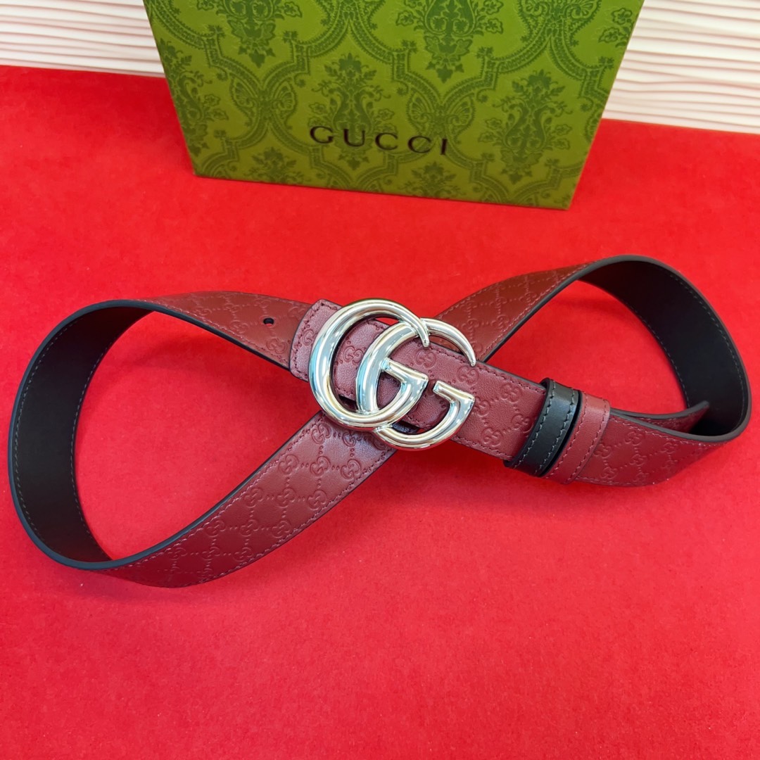 秋冬系列焕新演绎富有辨识度的GG Marmont系列。这款双面腰带采用GG Supreme与皮革材质匠心