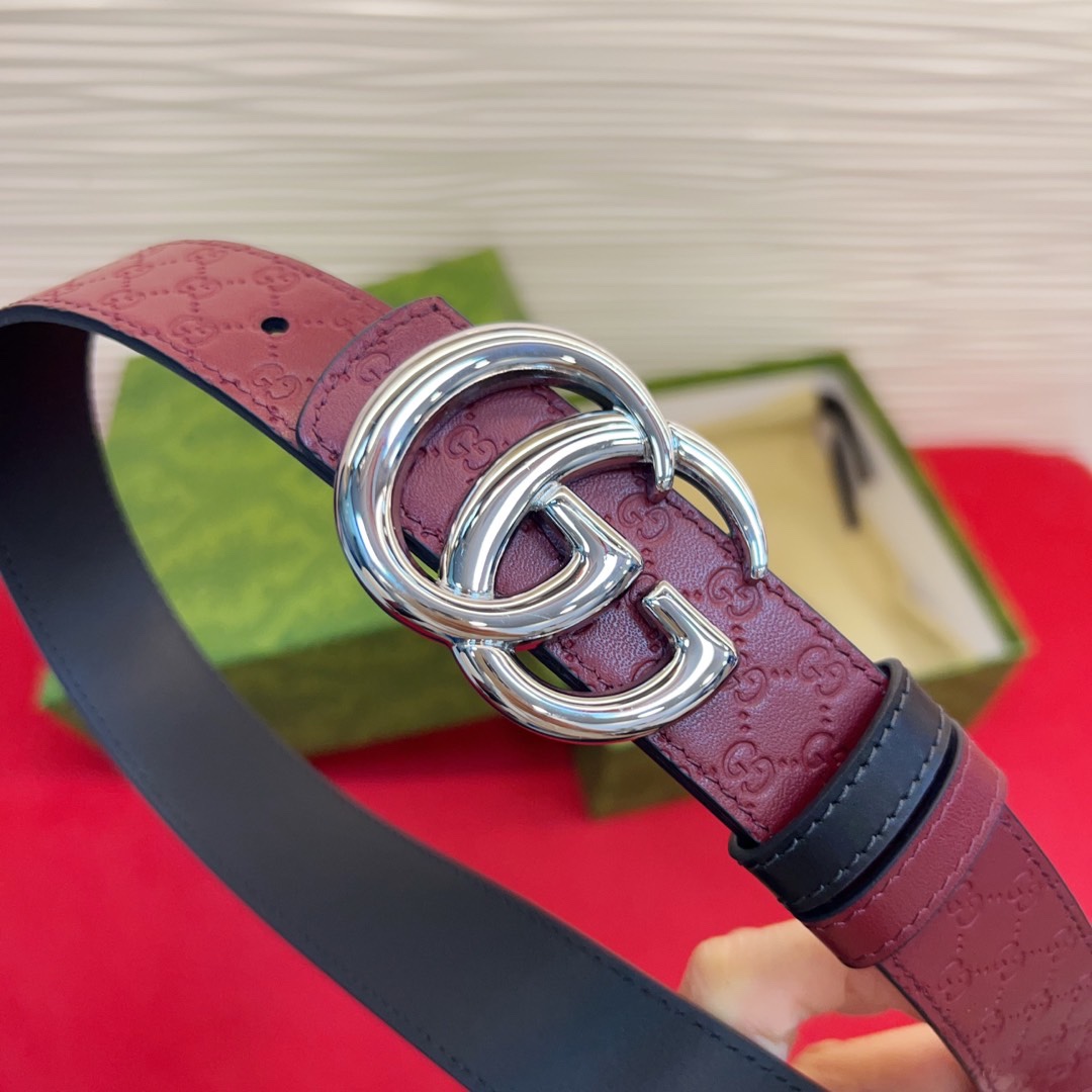 秋冬系列焕新演绎富有辨识度的GG Marmont系列。这款双面腰带采用GG Supreme与皮革材质匠心