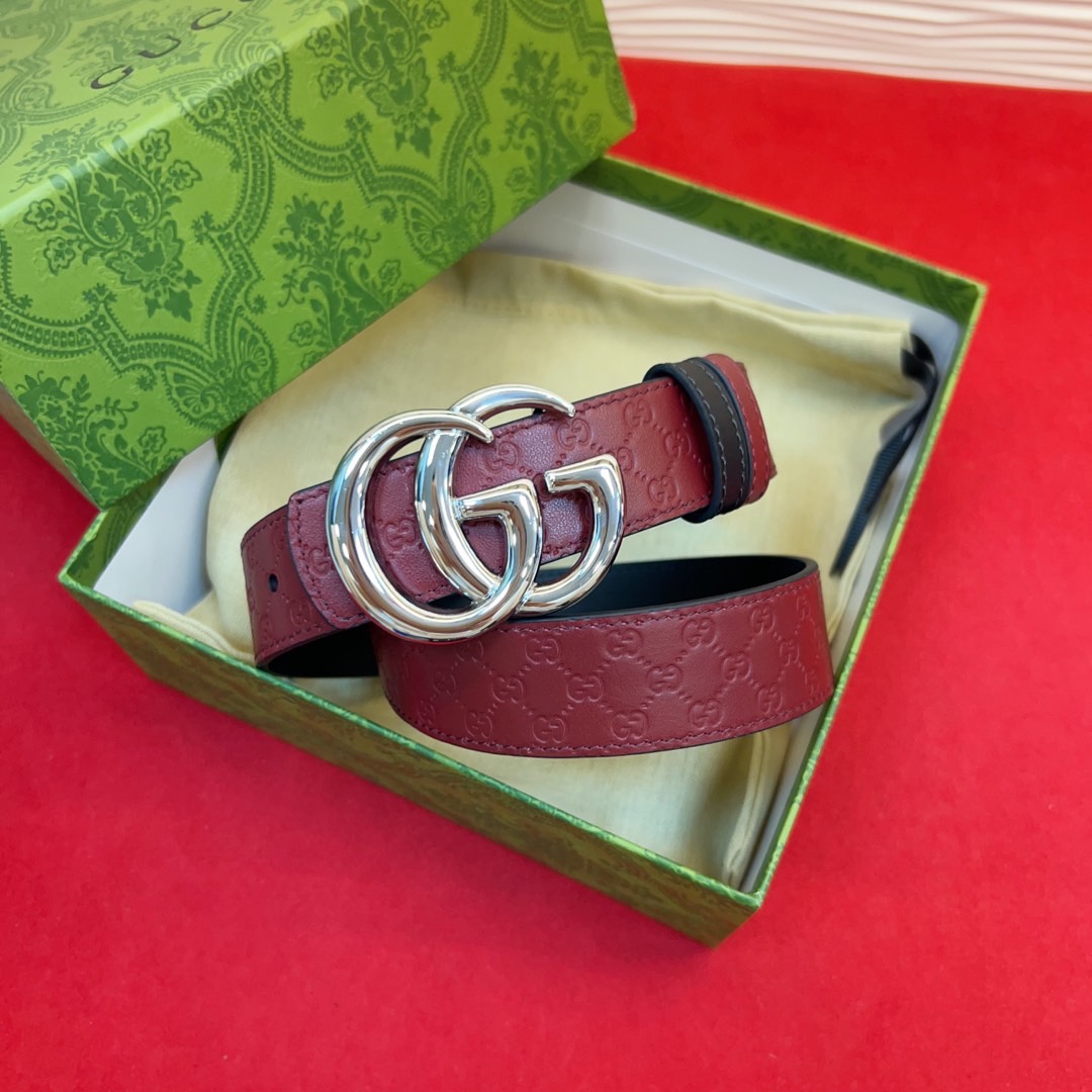 秋冬系列焕新演绎富有辨识度的GG Marmont系列。这款双面腰带采用GG Supreme与皮革材质匠心