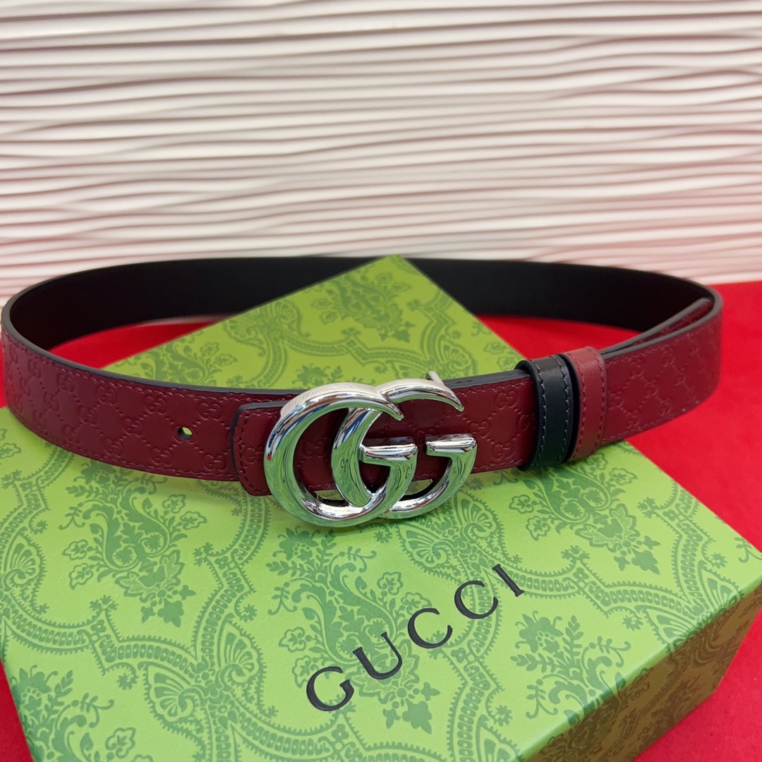 秋冬系列焕新演绎富有辨识度的GG Marmont系列。这款双面腰带采用GG Supreme与皮革材质匠心