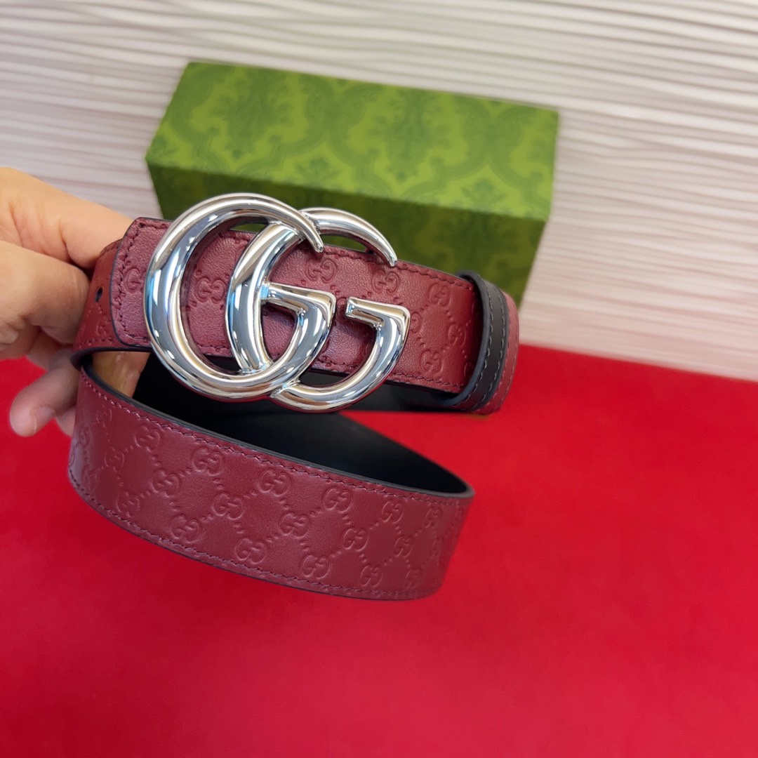 秋冬系列焕新演绎富有辨识度的GG Marmont系列。这款双面腰带采用GG Supreme与皮革材质匠心