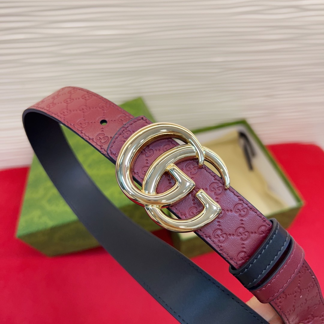 秋冬系列焕新演绎富有辨识度的GG Marmont系列。这款双面腰带采用GG Supreme与皮革材质匠心