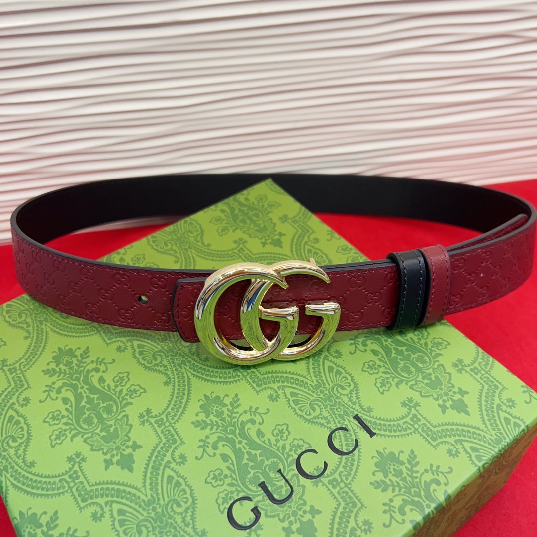 秋冬系列焕新演绎富有辨识度的GG Marmont系列。这款双面腰带采用GG Supreme与皮革材质匠心