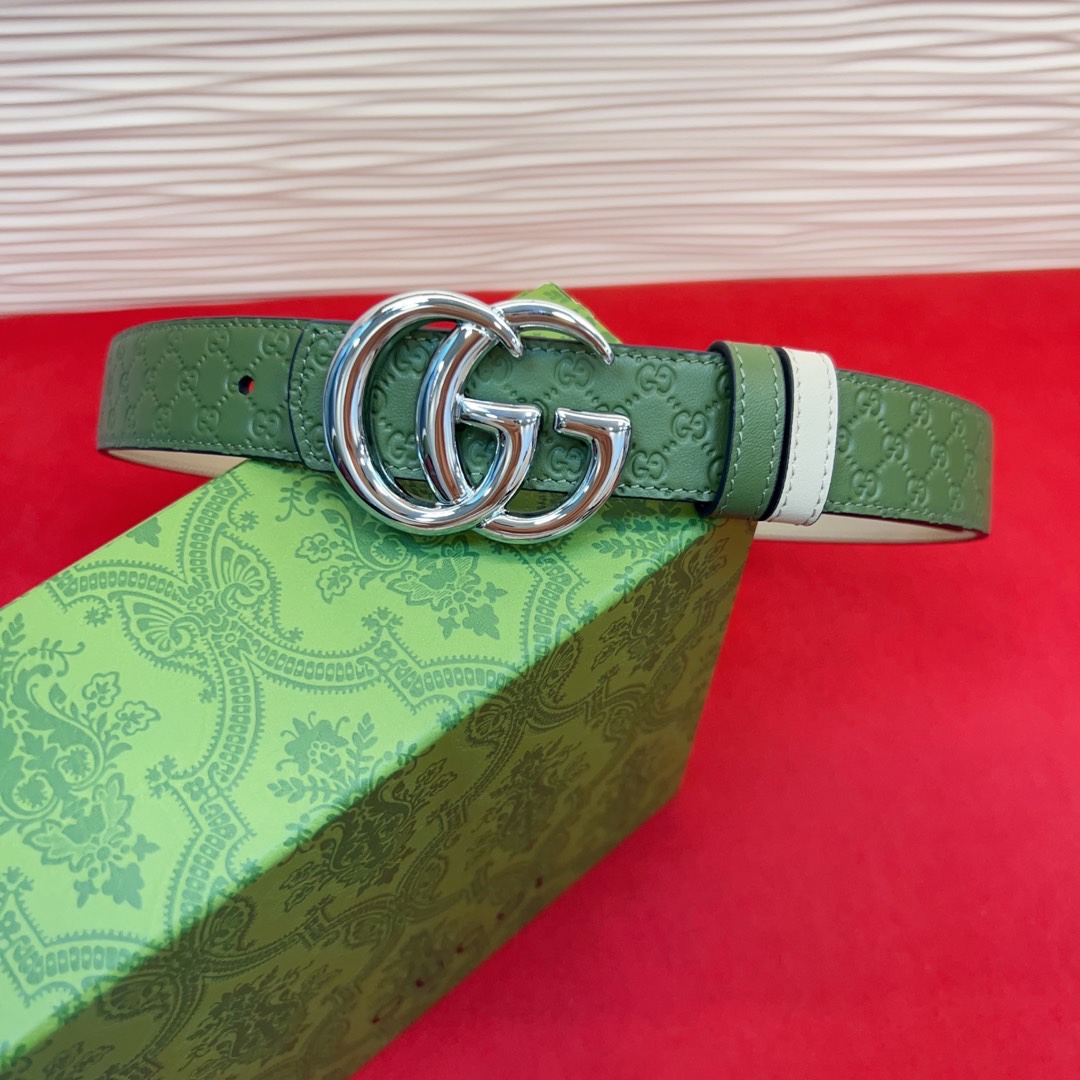 秋冬系列焕新演绎富有辨识度的GG Marmont系列。这款双面腰带采用GG Supreme与皮革材质匠心