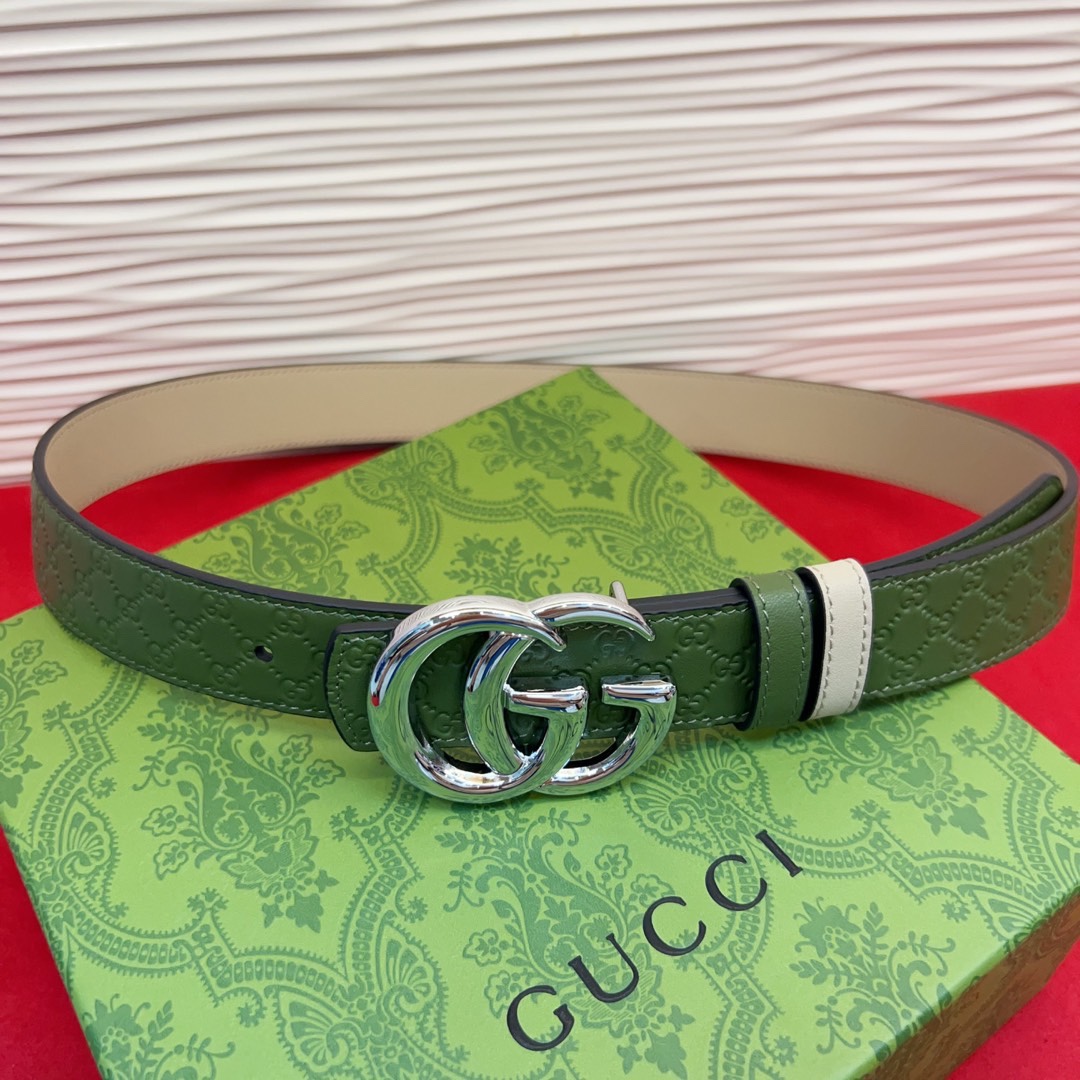 秋冬系列焕新演绎富有辨识度的GG Marmont系列。这款双面腰带采用GG Supreme与皮革材质匠心