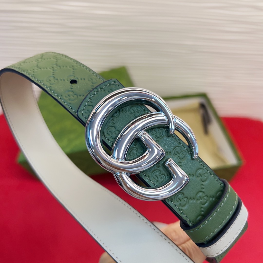 秋冬系列焕新演绎富有辨识度的GG Marmont系列。这款双面腰带采用GG Supreme与皮革材质匠心