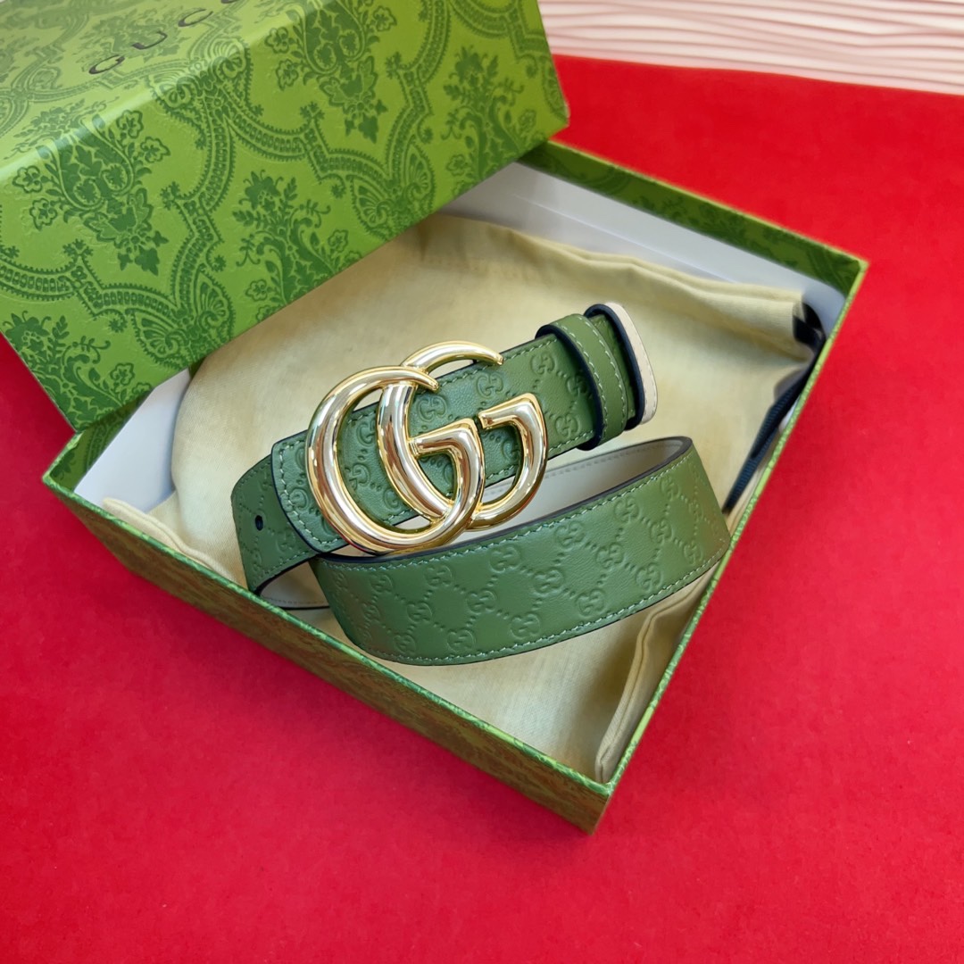 秋冬系列焕新演绎富有辨识度的GG Marmont系列。这款双面腰带采用GG Supreme与皮革材质匠心
