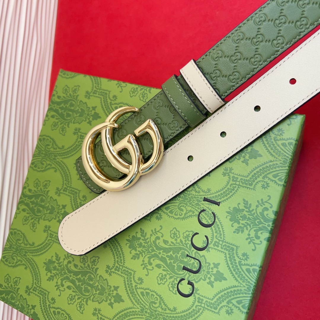 秋冬系列焕新演绎富有辨识度的GG Marmont系列。这款双面腰带采用GG Supreme与皮革材质匠心