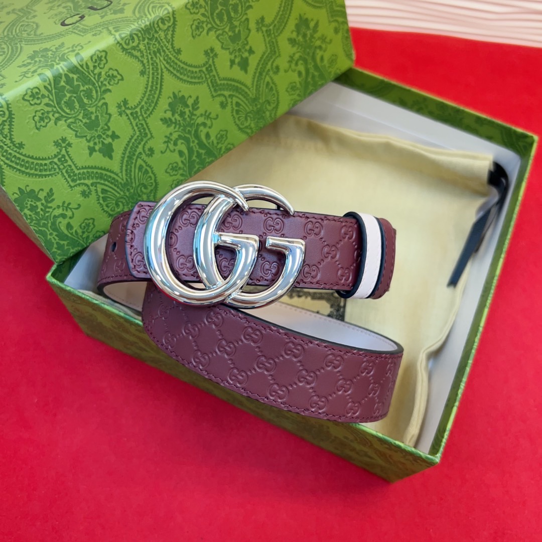 秋冬系列焕新演绎富有辨识度的GG Marmont系列。这款双面腰带采用GG Supreme与皮革材质匠心