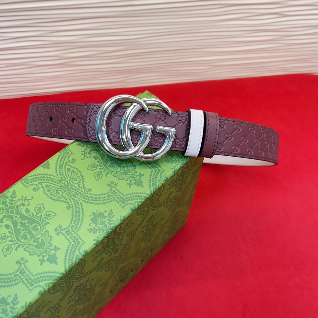 秋冬系列焕新演绎富有辨识度的GG Marmont系列。这款双面腰带采用GG Supreme与皮革材质匠心