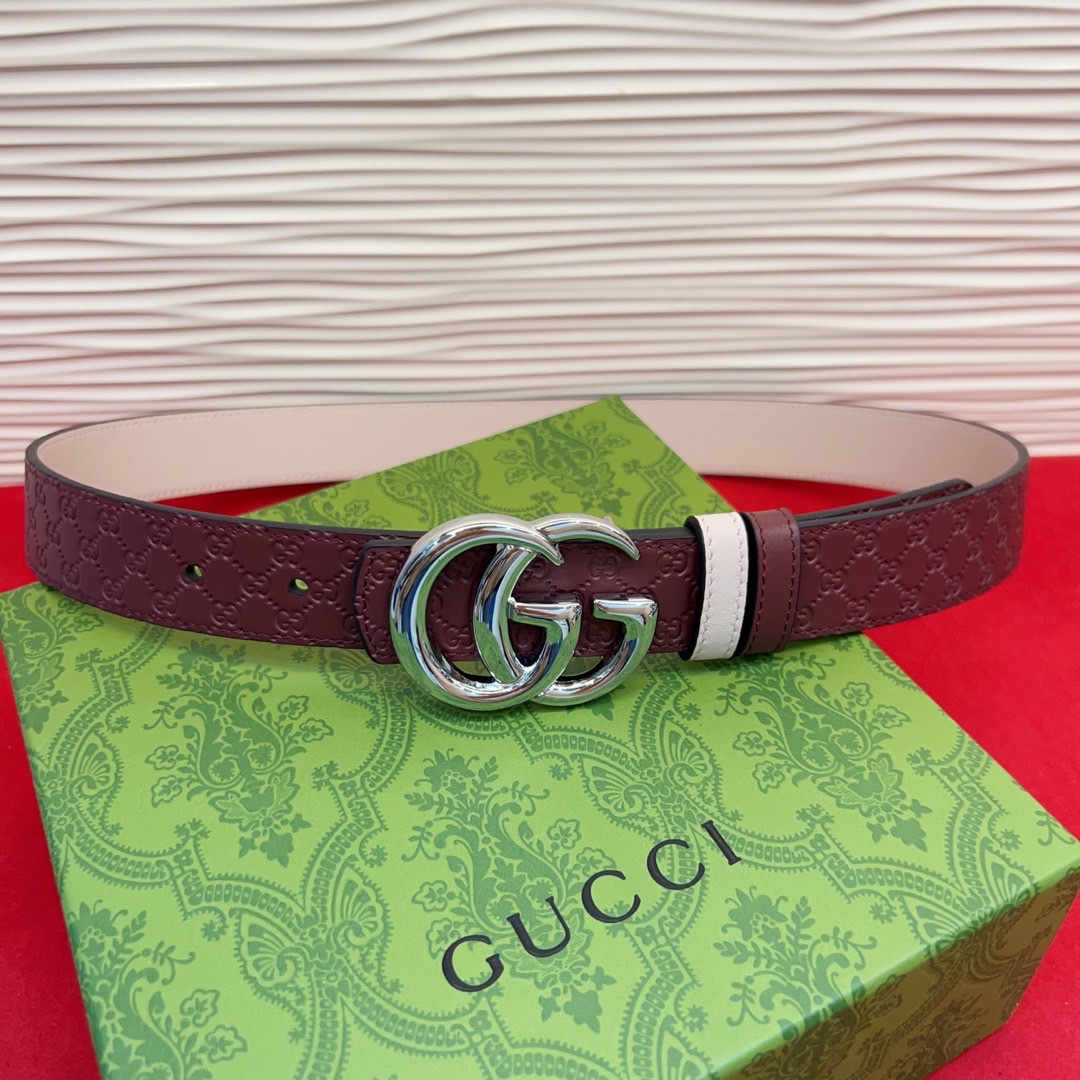 秋冬系列焕新演绎富有辨识度的GG Marmont系列。这款双面腰带采用GG Supreme与皮革材质匠心