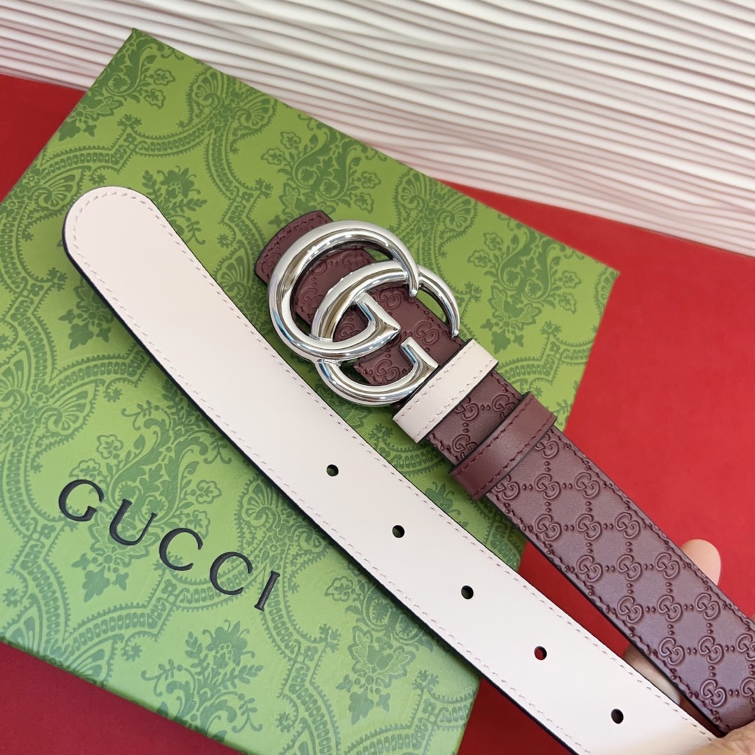 秋冬系列焕新演绎富有辨识度的GG Marmont系列。这款双面腰带采用GG Supreme与皮革材质匠心