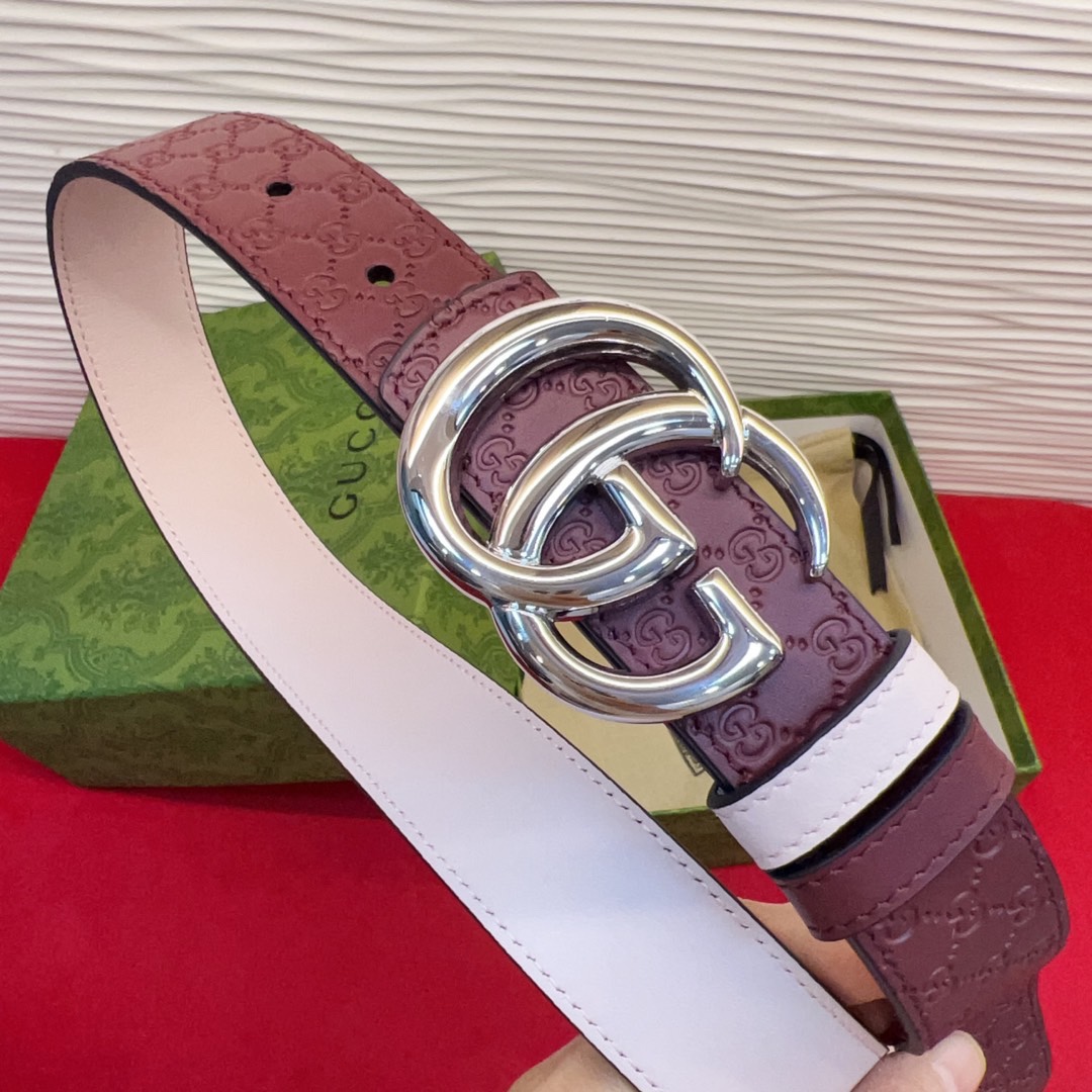 秋冬系列焕新演绎富有辨识度的GG Marmont系列。这款双面腰带采用GG Supreme与皮革材质匠心