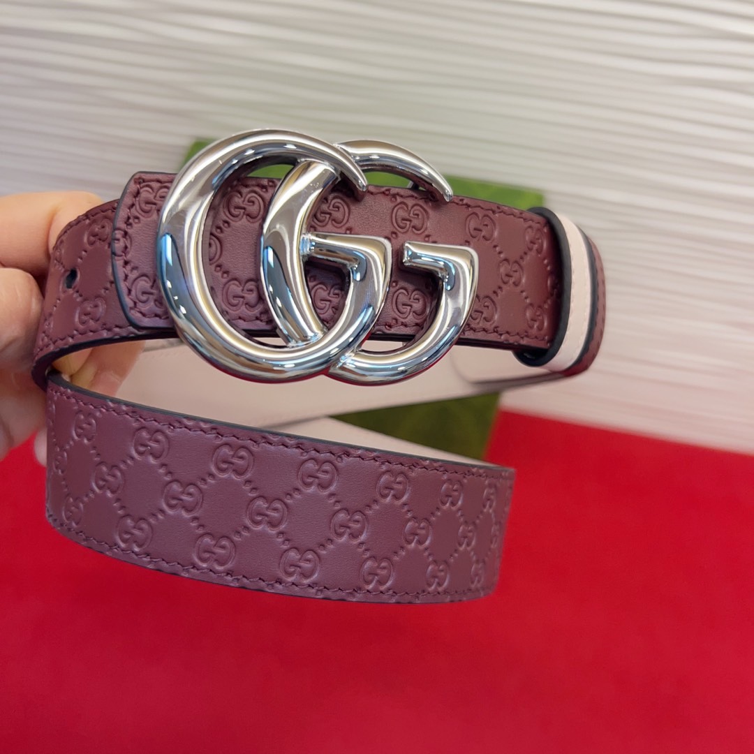 秋冬系列焕新演绎富有辨识度的GG Marmont系列。这款双面腰带采用GG Supreme与皮革材质匠心