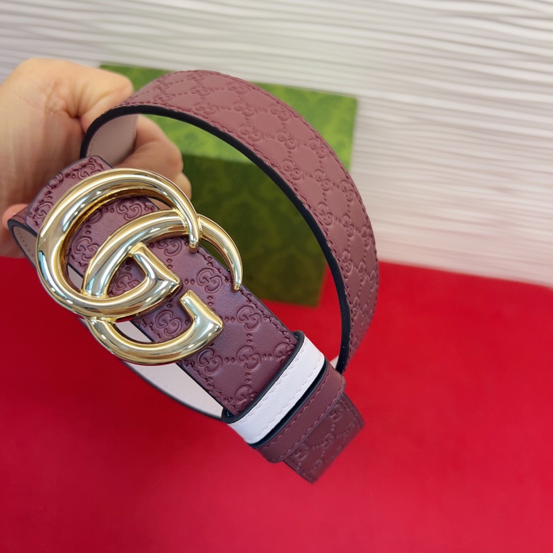 秋冬系列焕新演绎富有辨识度的GG Marmont系列。这款双面腰带采用GG Supreme与皮革材质匠心