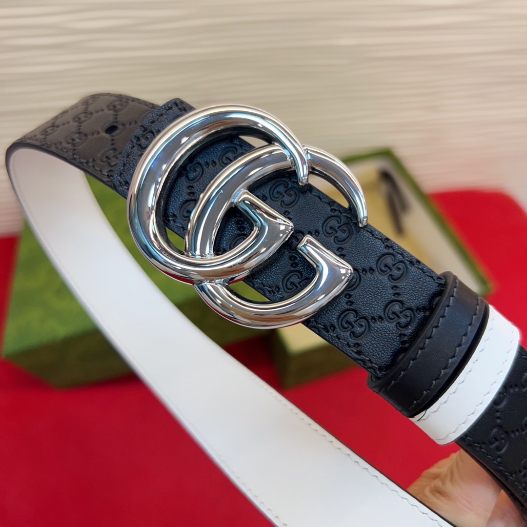 秋冬系列焕新演绎富有辨识度的GG Marmont系列。这款双面腰带采用GG Supreme与皮革材质匠心