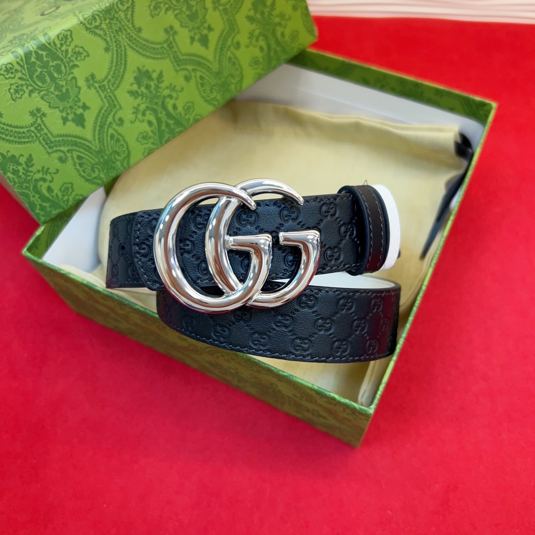 秋冬系列焕新演绎富有辨识度的GG Marmont系列。这款双面腰带采用GG Supreme与皮革材质匠心