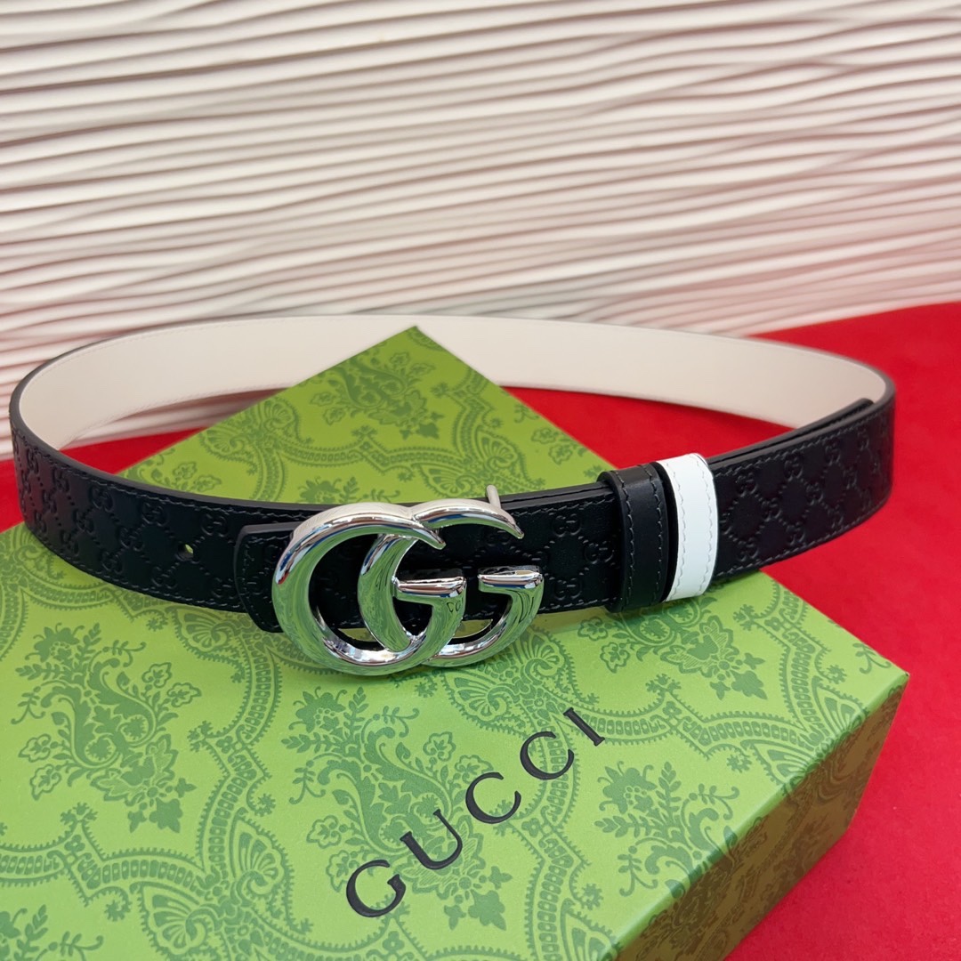 秋冬系列焕新演绎富有辨识度的GG Marmont系列。这款双面腰带采用GG Supreme与皮革材质匠心