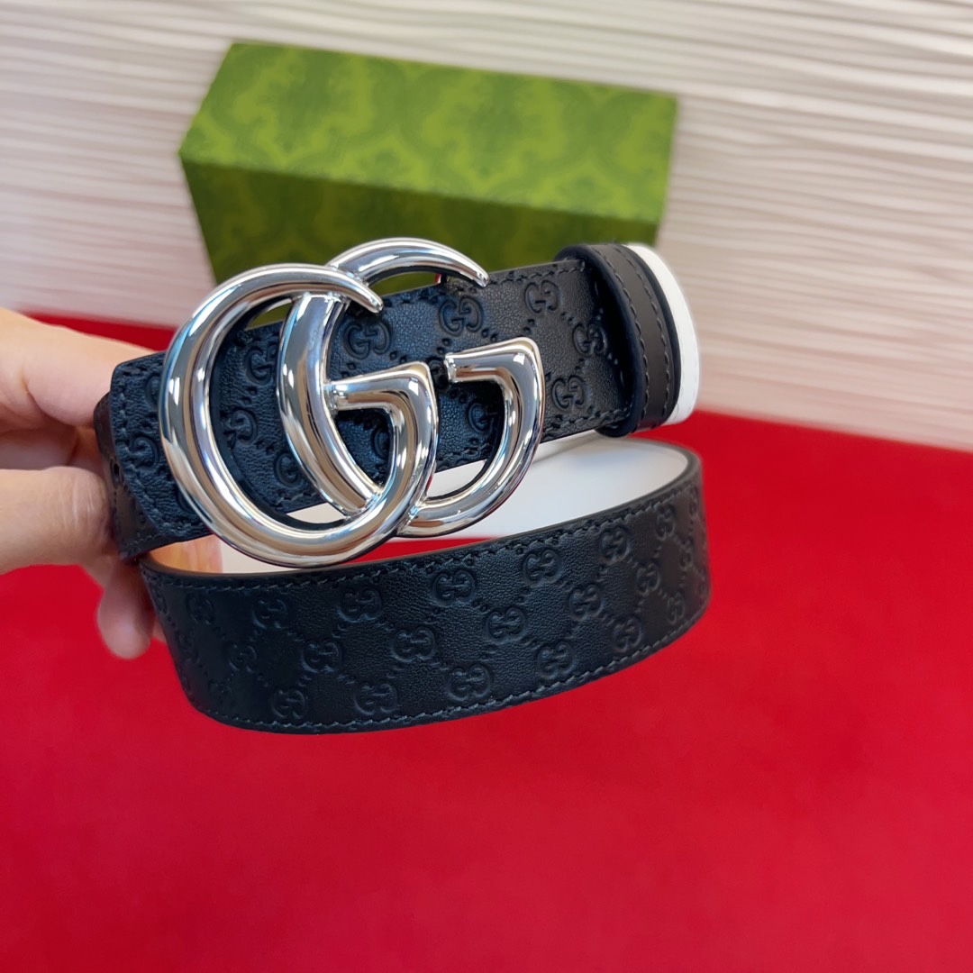 秋冬系列焕新演绎富有辨识度的GG Marmont系列。这款双面腰带采用GG Supreme与皮革材质匠心