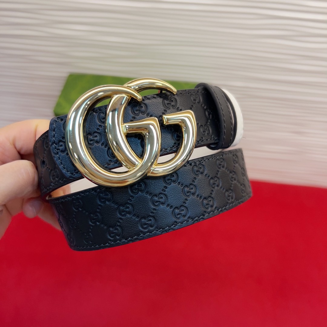 秋冬系列焕新演绎富有辨识度的GG Marmont系列。这款双面腰带采用GG Supreme与皮革材质匠心