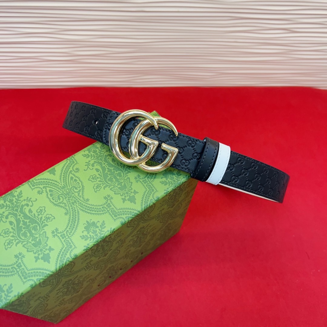 秋冬系列焕新演绎富有辨识度的GG Marmont系列。这款双面腰带采用GG Supreme与皮革材质匠心