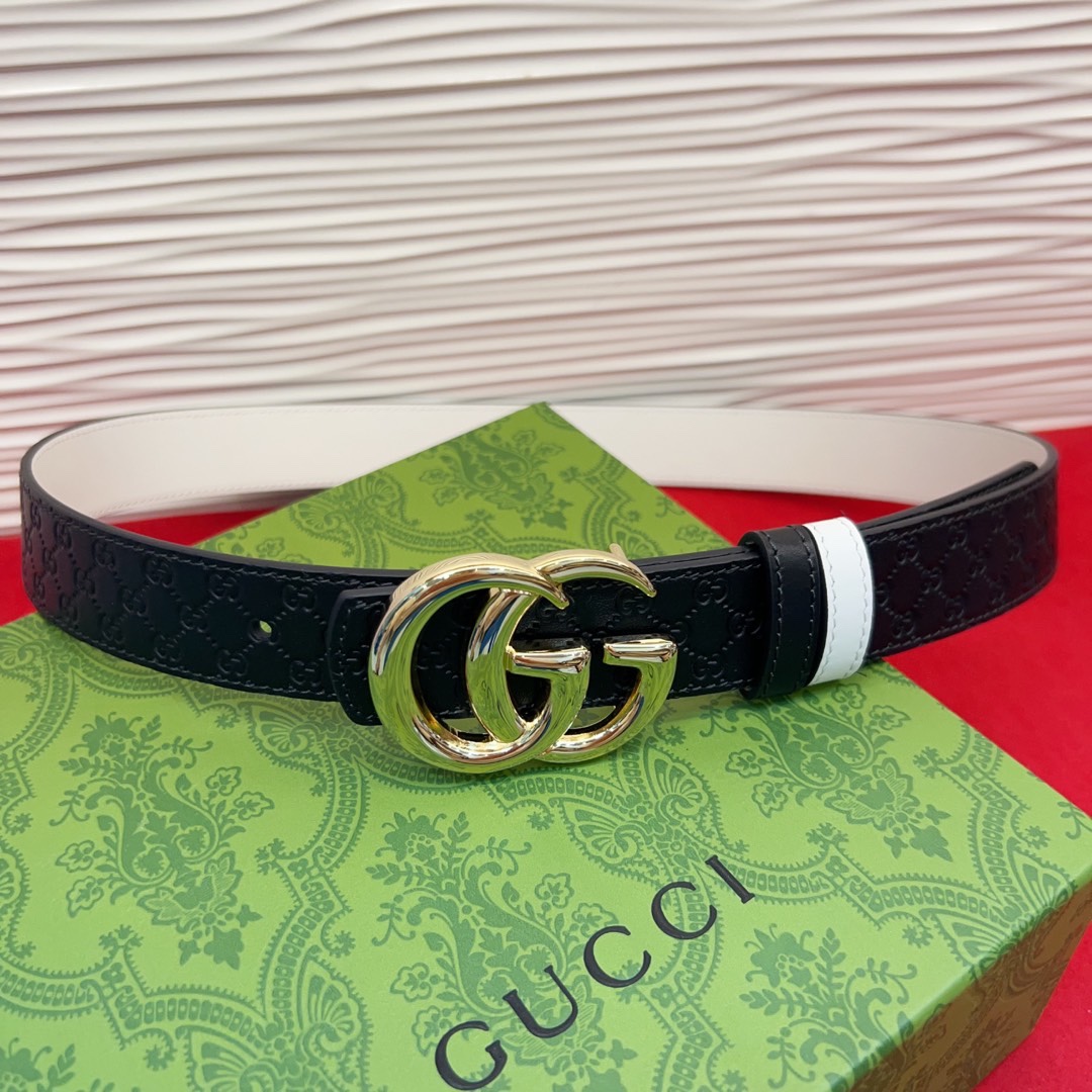 秋冬系列焕新演绎富有辨识度的GG Marmont系列。这款双面腰带采用GG Supreme与皮革材质匠心