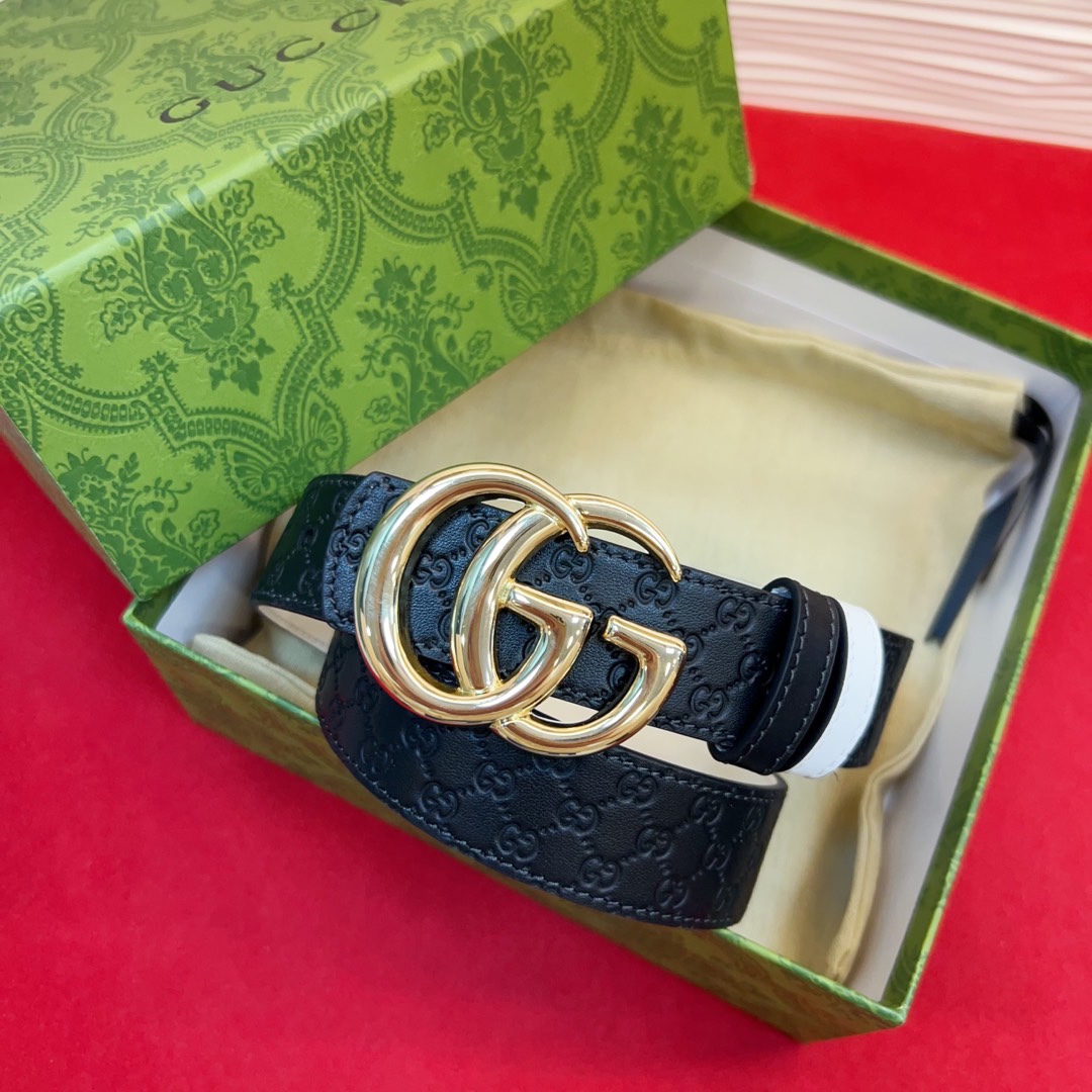 秋冬系列焕新演绎富有辨识度的GG Marmont系列。这款双面腰带采用GG Supreme与皮革材质匠心