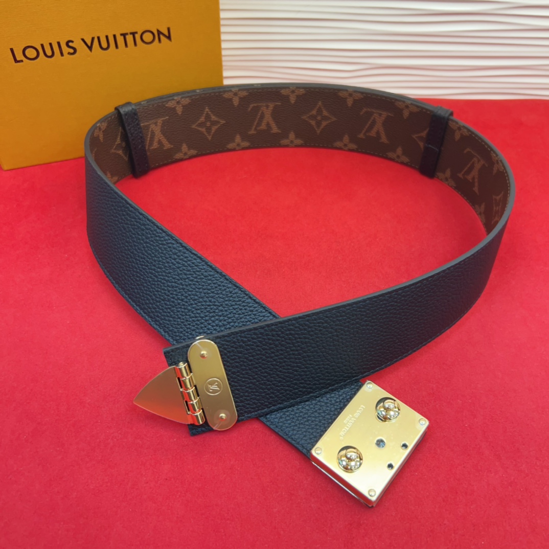 P 腰带取材牛皮革，以耀目 S-Lock 搭扣致意品牌传统硬箱。路易威登标识压纹和 Monogram 帆