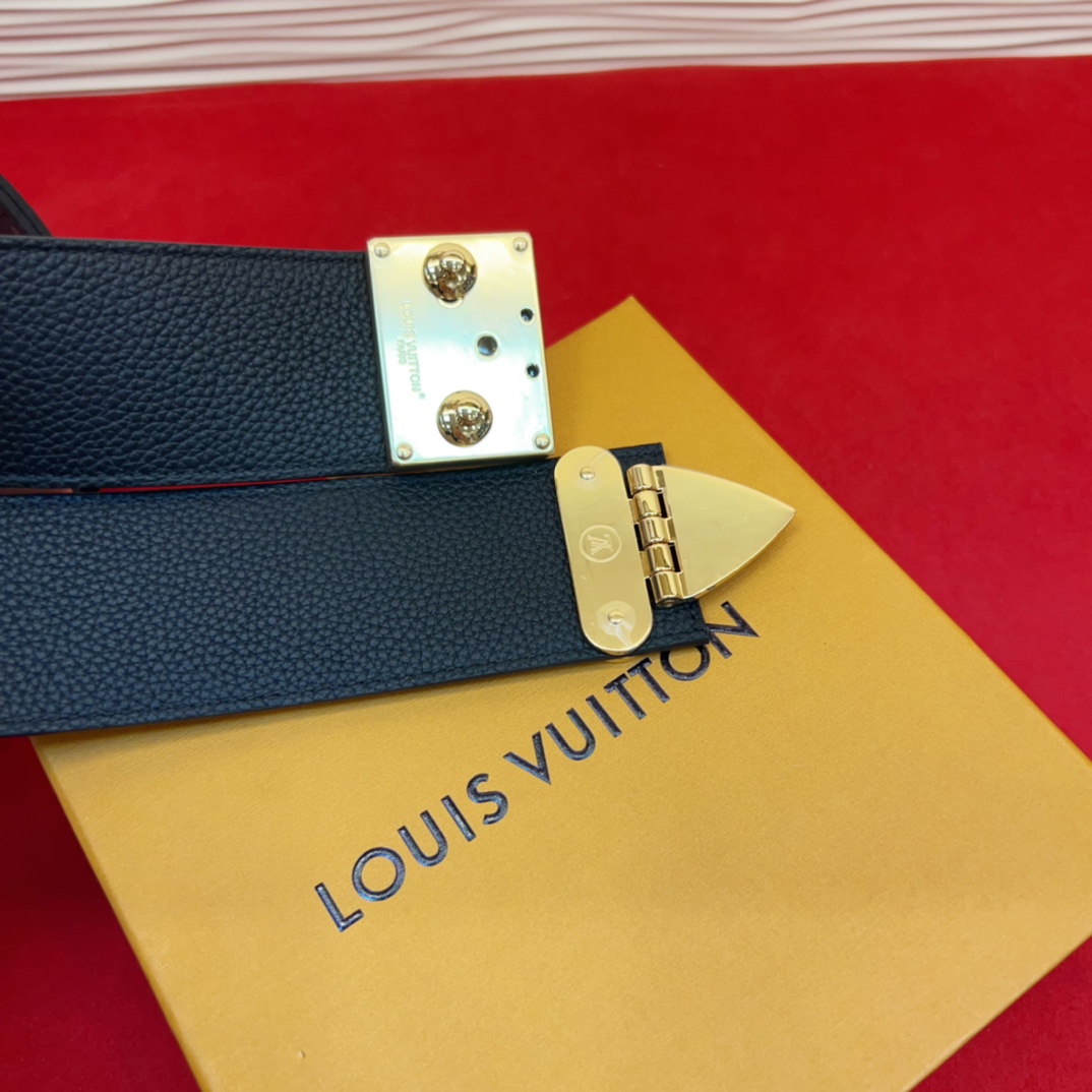 P 腰带取材牛皮革，以耀目 S-Lock 搭扣致意品牌传统硬箱。路易威登标识压纹和 Monogram 帆