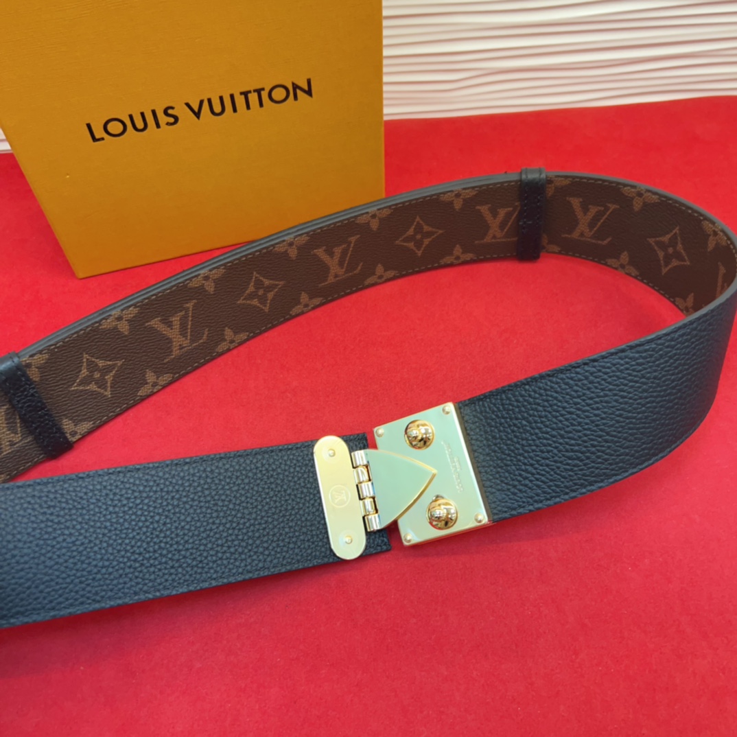 P 腰带取材牛皮革，以耀目 S-Lock 搭扣致意品牌传统硬箱。路易威登标识压纹和 Monogram 帆