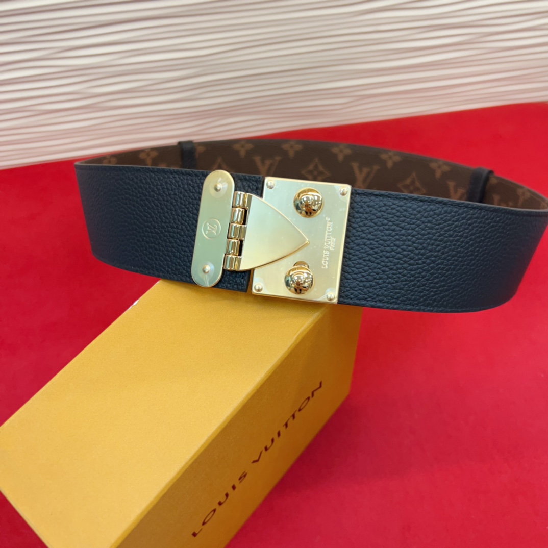 P 腰带取材牛皮革，以耀目 S-Lock 搭扣致意品牌传统硬箱。路易威登标识压纹和 Monogram 帆