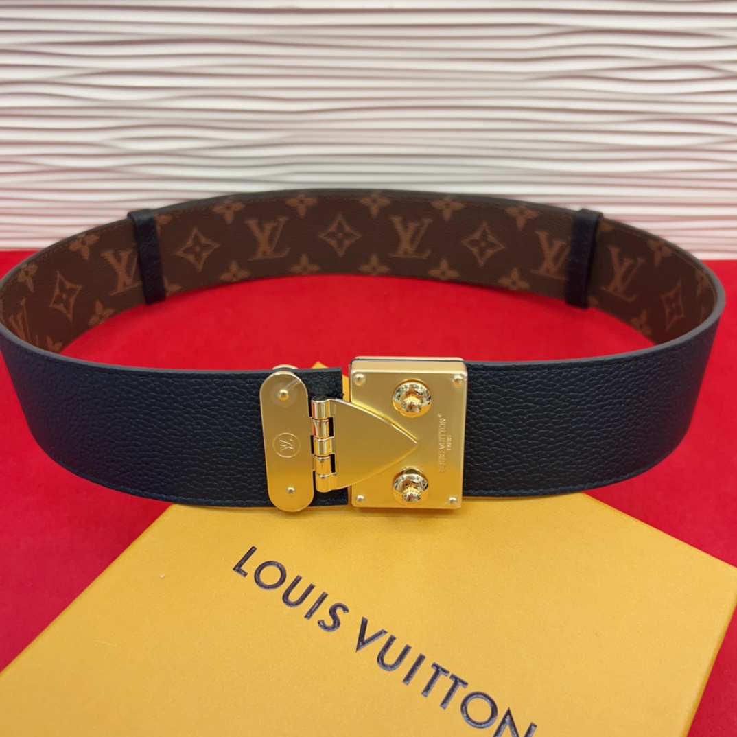 P 腰带取材牛皮革，以耀目 S-Lock 搭扣致意品牌传统硬箱。路易威登标识压纹和 Monogram 帆