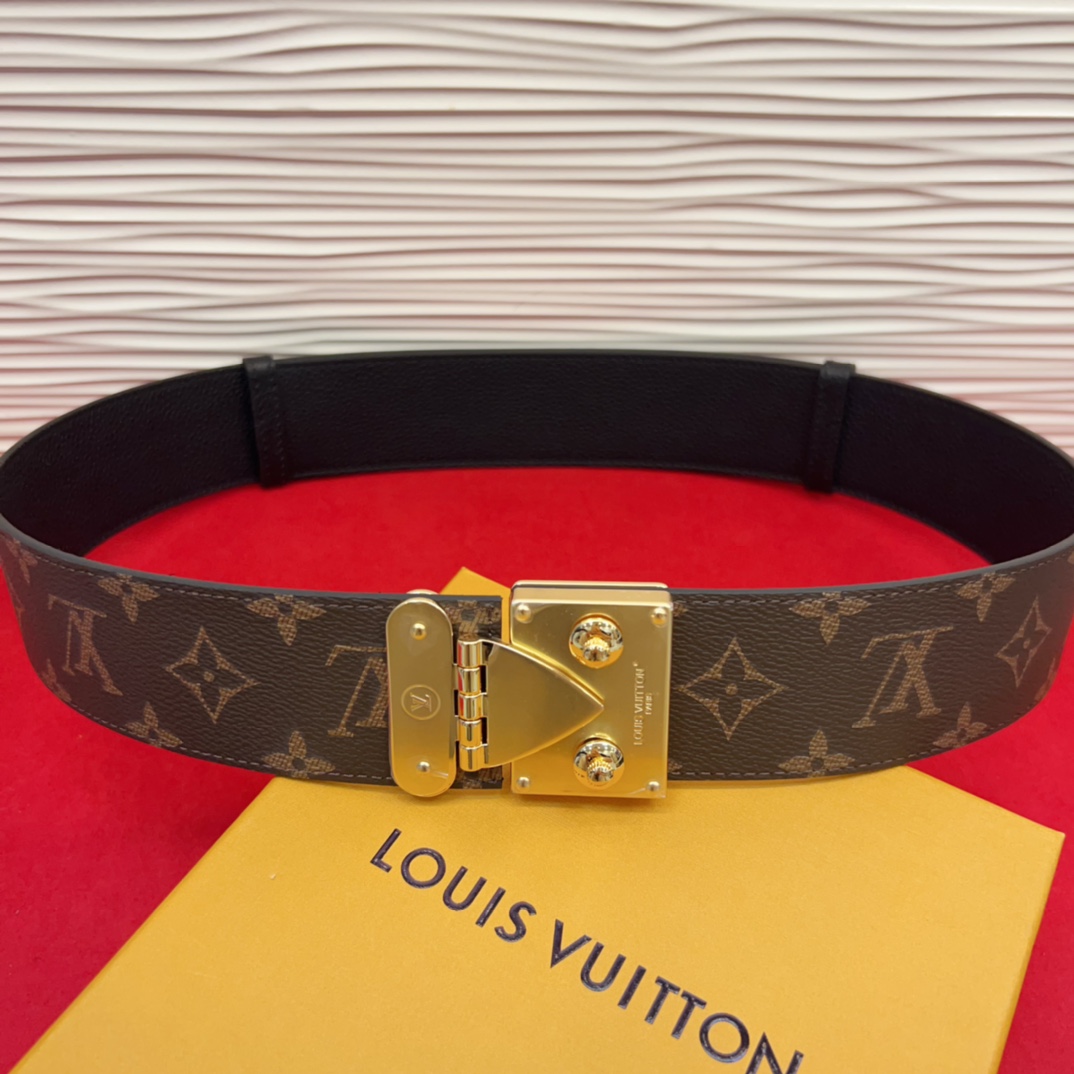 P 腰带取材牛皮革，以耀目 S-Lock 搭扣致意品牌传统硬箱。路易威登标识压纹和 Monogram 帆