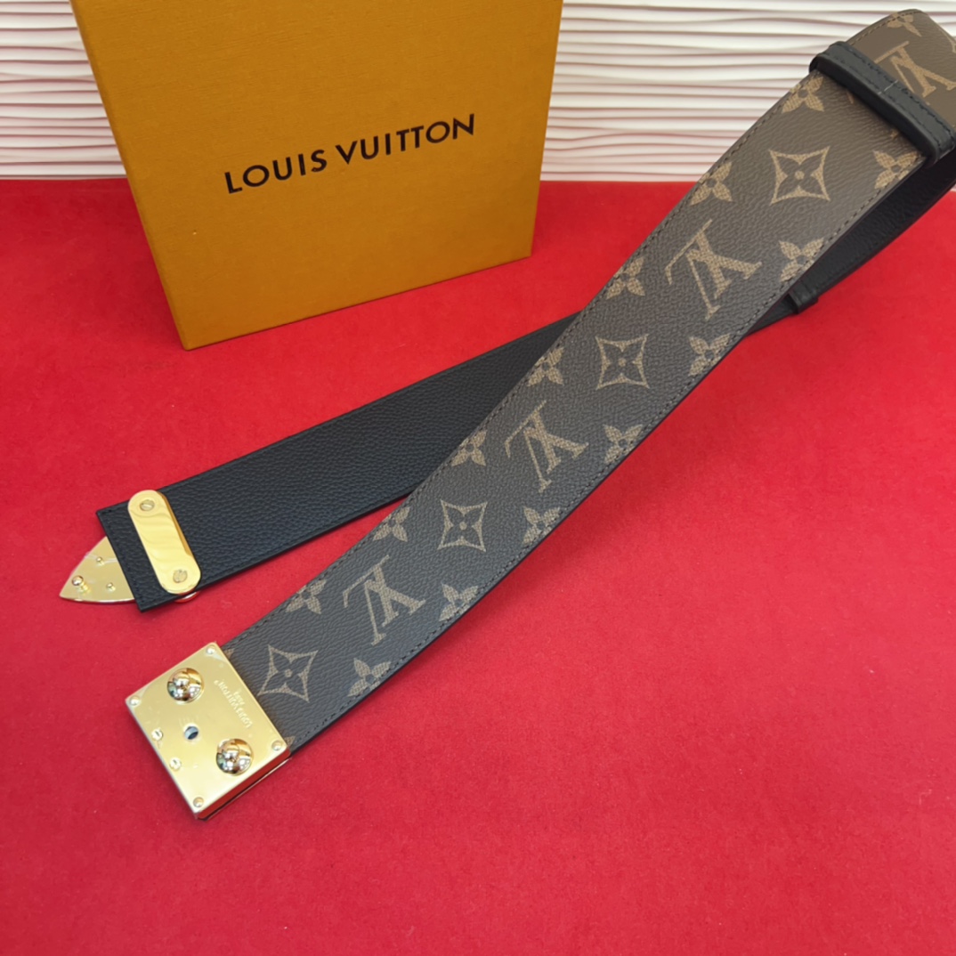 P 腰带取材牛皮革，以耀目 S-Lock 搭扣致意品牌传统硬箱。路易威登标识压纹和 Monogram 帆