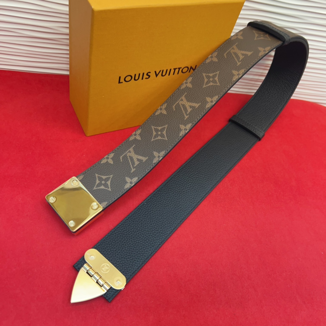 P 腰带取材牛皮革，以耀目 S-Lock 搭扣致意品牌传统硬箱。路易威登标识压纹和 Monogram 帆