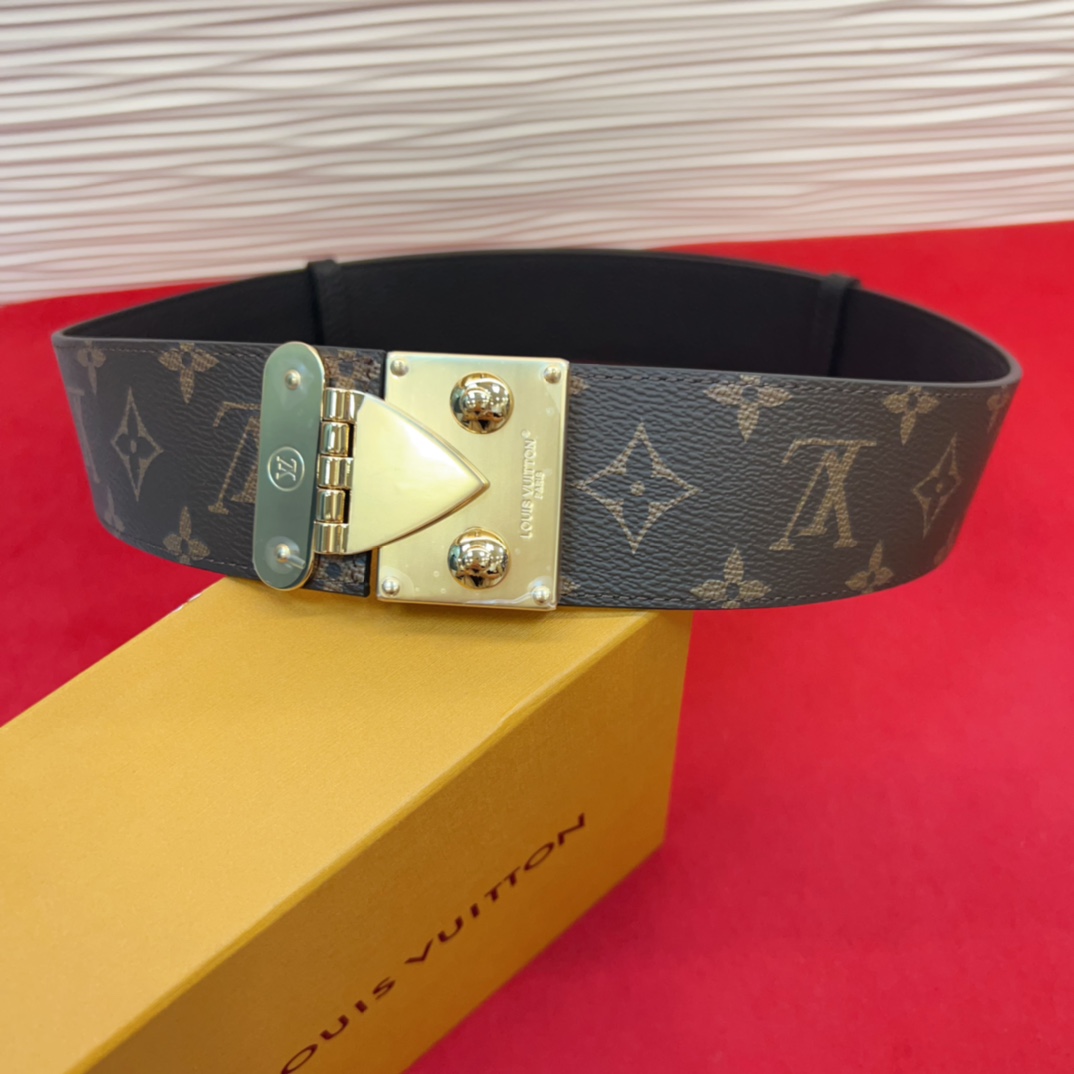 P 腰带取材牛皮革，以耀目 S-Lock 搭扣致意品牌传统硬箱。路易威登标识压纹和 Monogram 帆