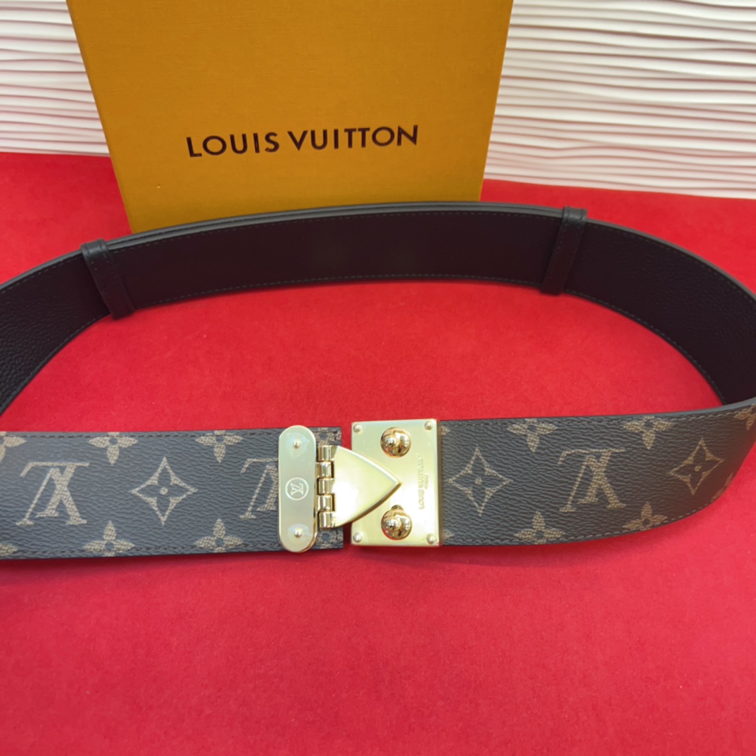 P 腰带取材牛皮革，以耀目 S-Lock 搭扣致意品牌传统硬箱。路易威登标识压纹和 Monogram 帆