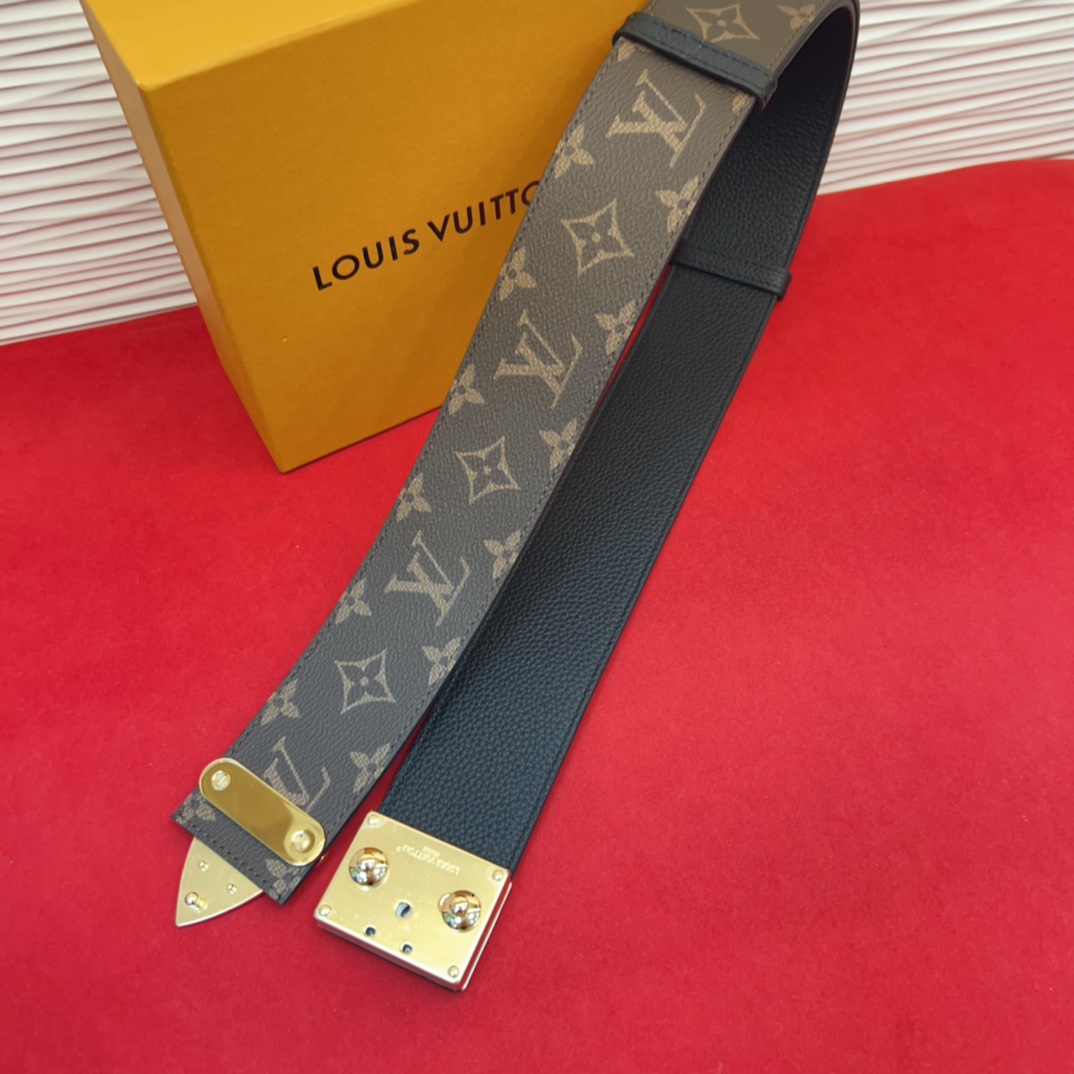 P 腰带取材牛皮革，以耀目 S-Lock 搭扣致意品牌传统硬箱。路易威登标识压纹和 Monogram 帆