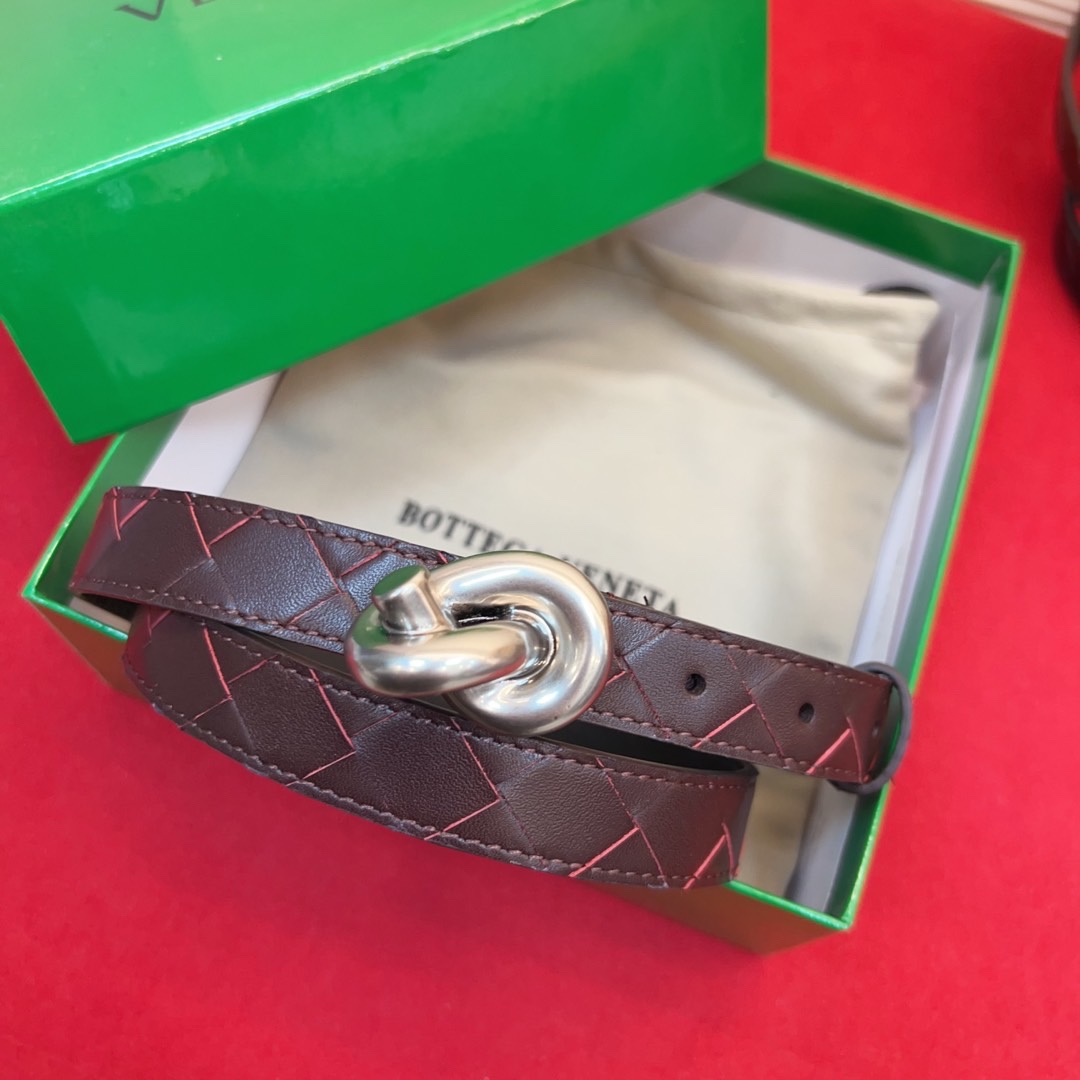 进口皮 板扣独特风格设计 柔软胎小牛皮皮料 众多明星推荐 复古洋气 头层编织宽度2.0Cm