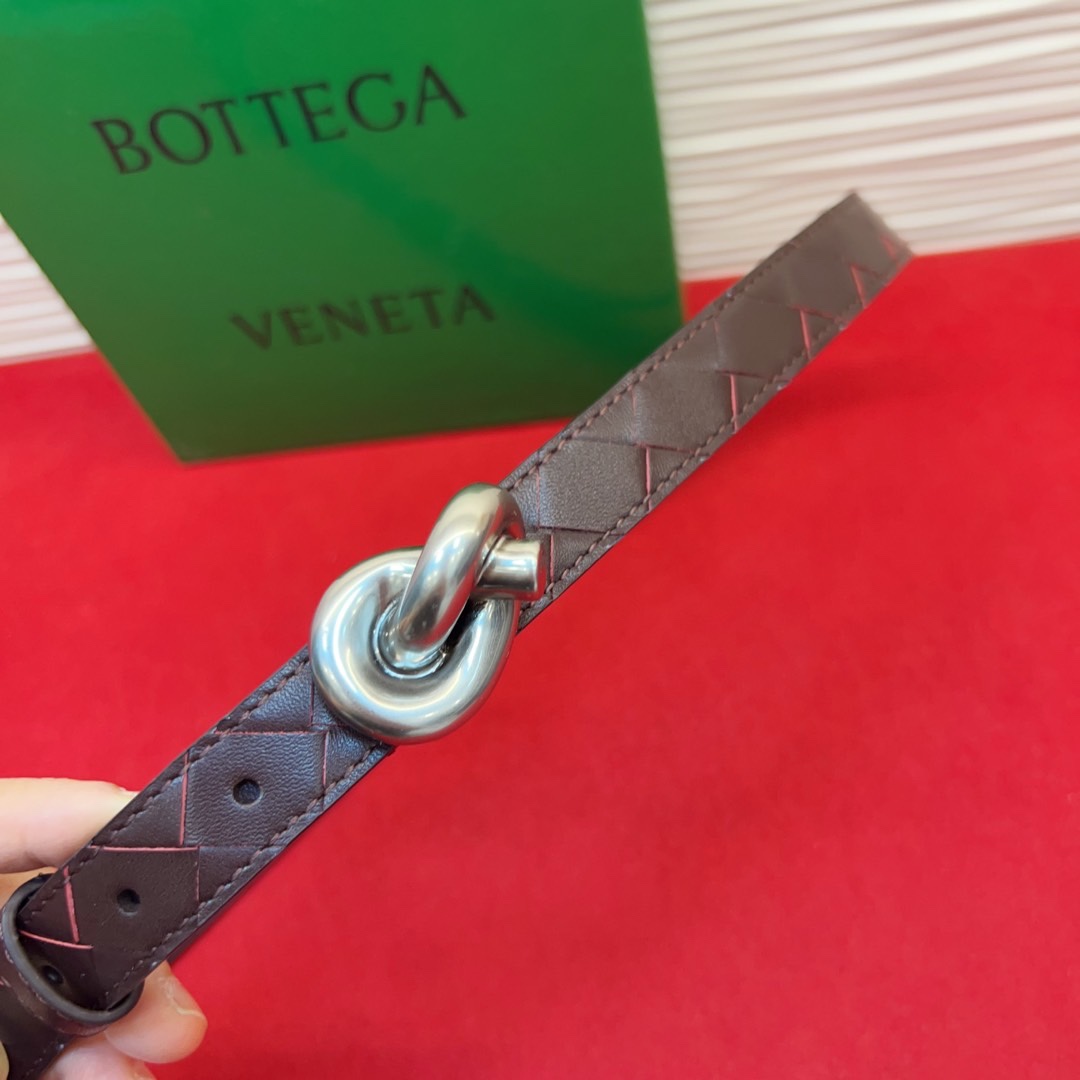 进口皮 板扣独特风格设计 柔软胎小牛皮皮料 众多明星推荐 复古洋气 头层编织宽度2.0Cm