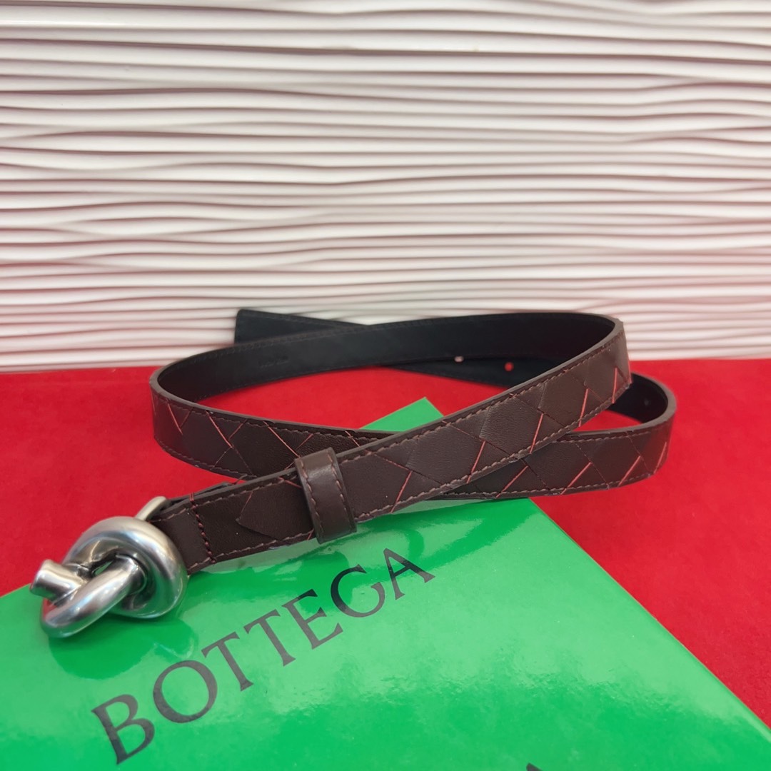 进口皮 板扣独特风格设计 柔软胎小牛皮皮料 众多明星推荐 复古洋气 头层编织宽度2.0Cm