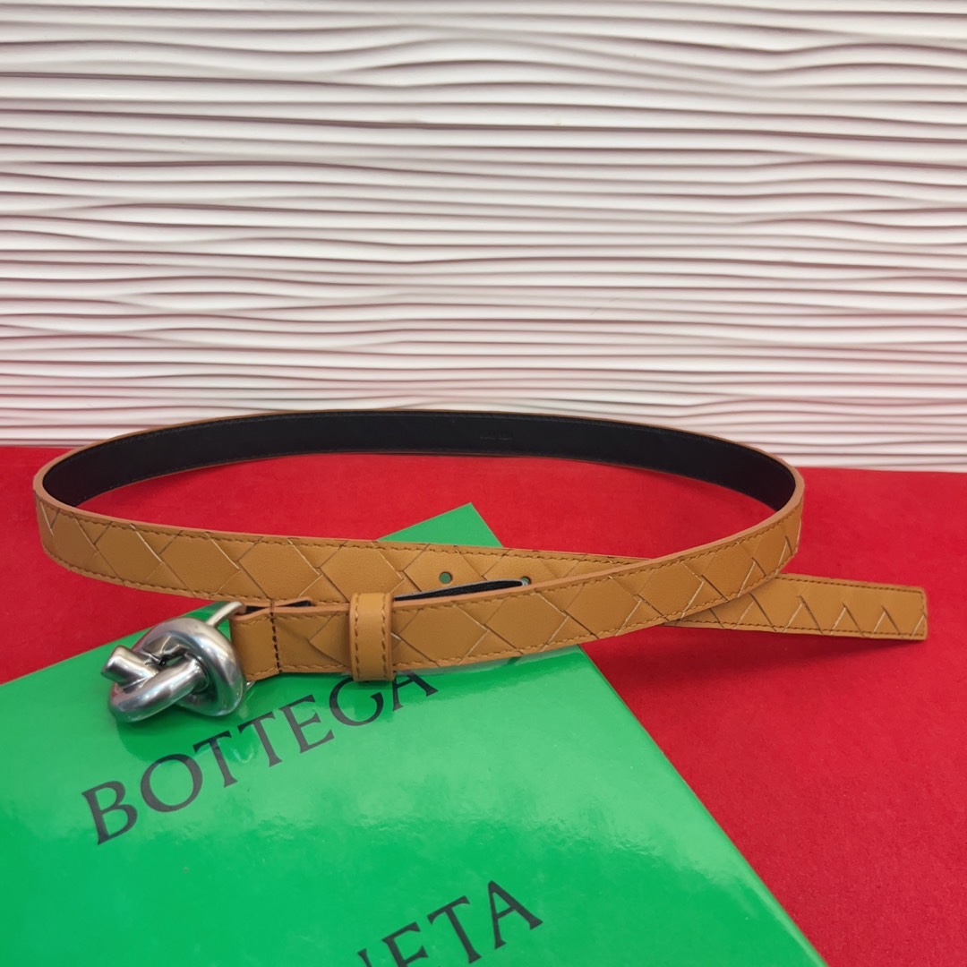 进口皮 板扣独特风格设计 柔软胎小牛皮皮料 众多明星推荐 复古洋气 头层编织宽度2.0Cm