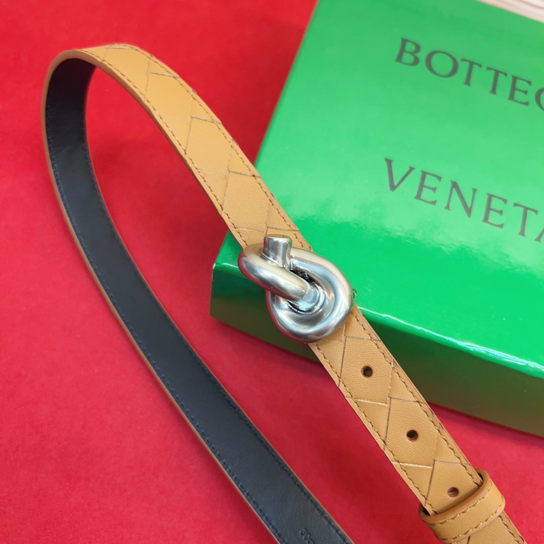 进口皮 板扣独特风格设计 柔软胎小牛皮皮料 众多明星推荐 复古洋气 头层编织宽度2.0Cm