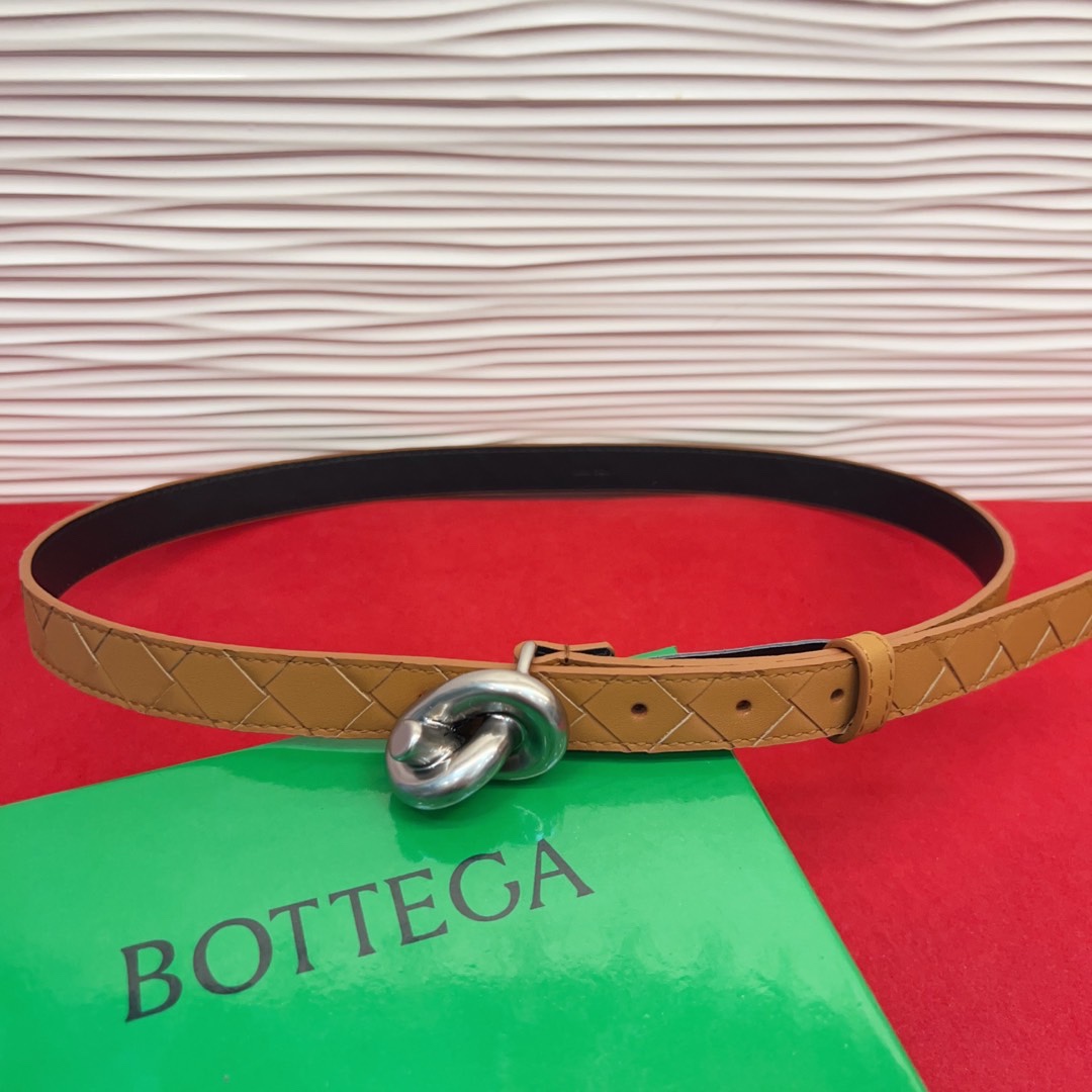 进口皮 板扣独特风格设计 柔软胎小牛皮皮料 众多明星推荐 复古洋气 头层编织宽度2.0Cm