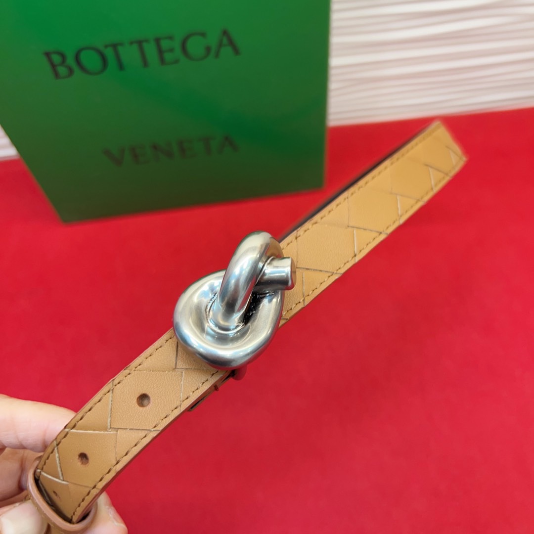 进口皮 板扣独特风格设计 柔软胎小牛皮皮料 众多明星推荐 复古洋气 头层编织宽度2.0Cm