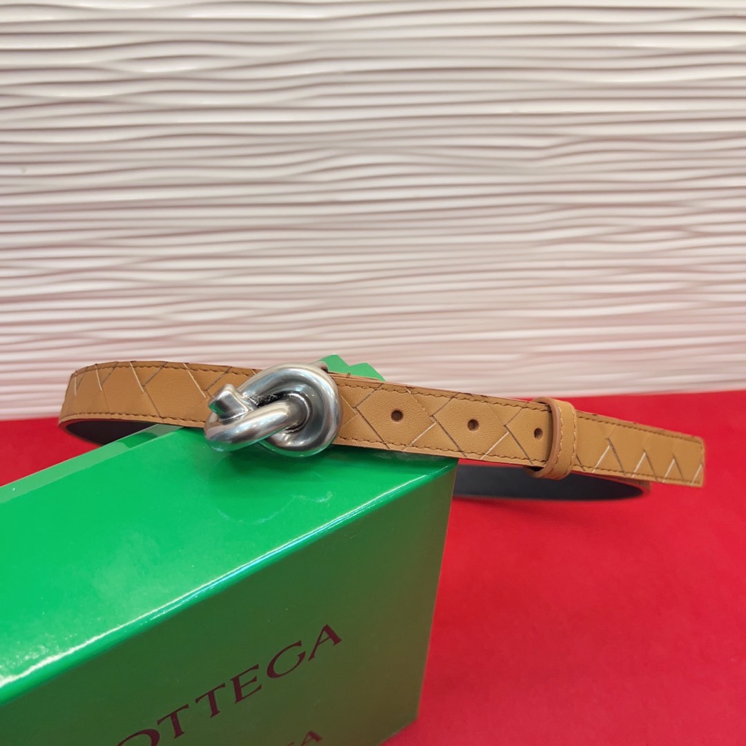 进口皮 板扣独特风格设计 柔软胎小牛皮皮料 众多明星推荐 复古洋气 头层编织宽度2.0Cm